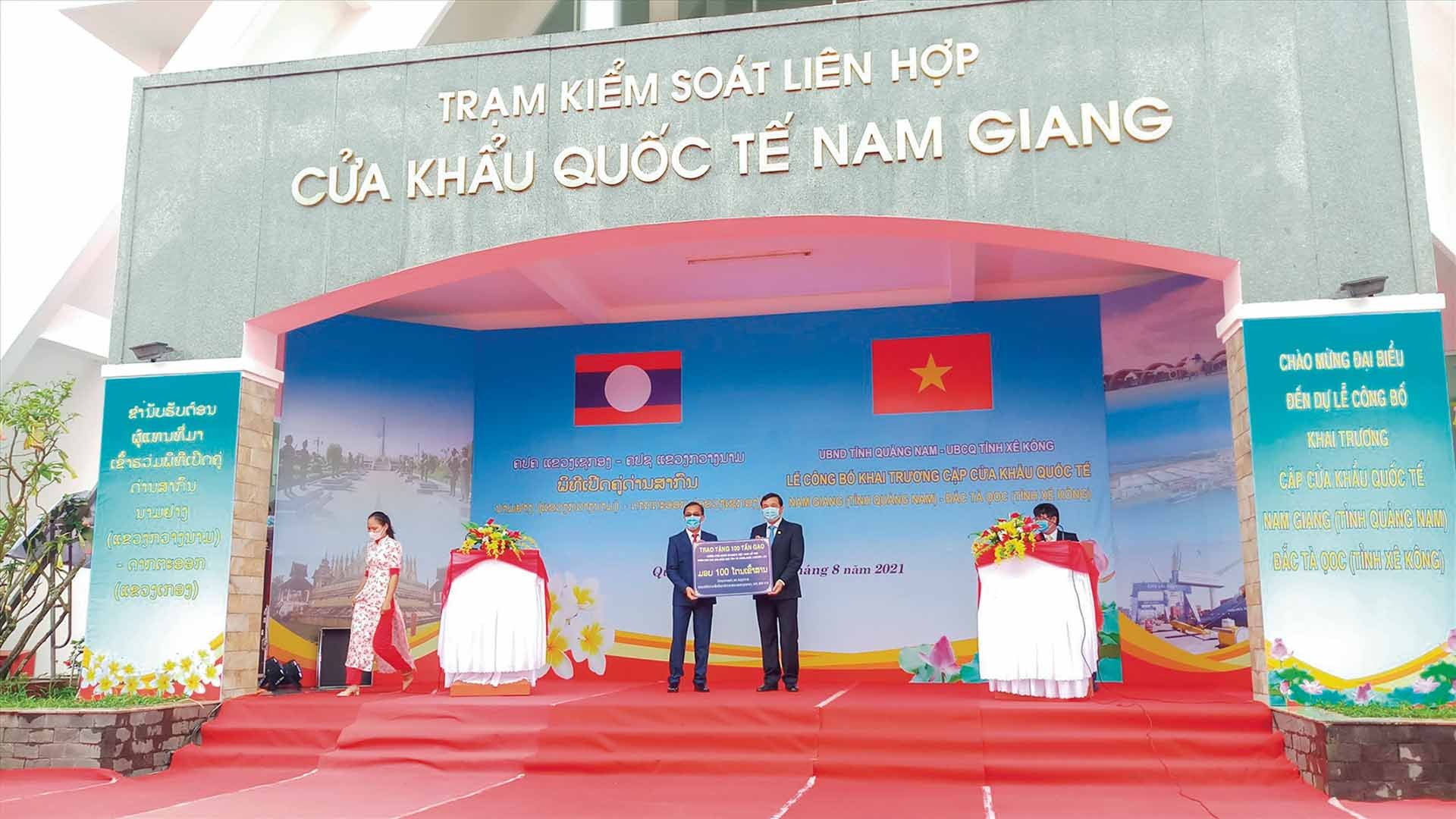 Lễ công bố khai trương cặp cửa khẩu quốc tế Nam Giang - Đắc Tà Oọc Lễ công bố khai trương cặp cửa khẩu quốc tế Nam Giang - Đắc Tà Oọc