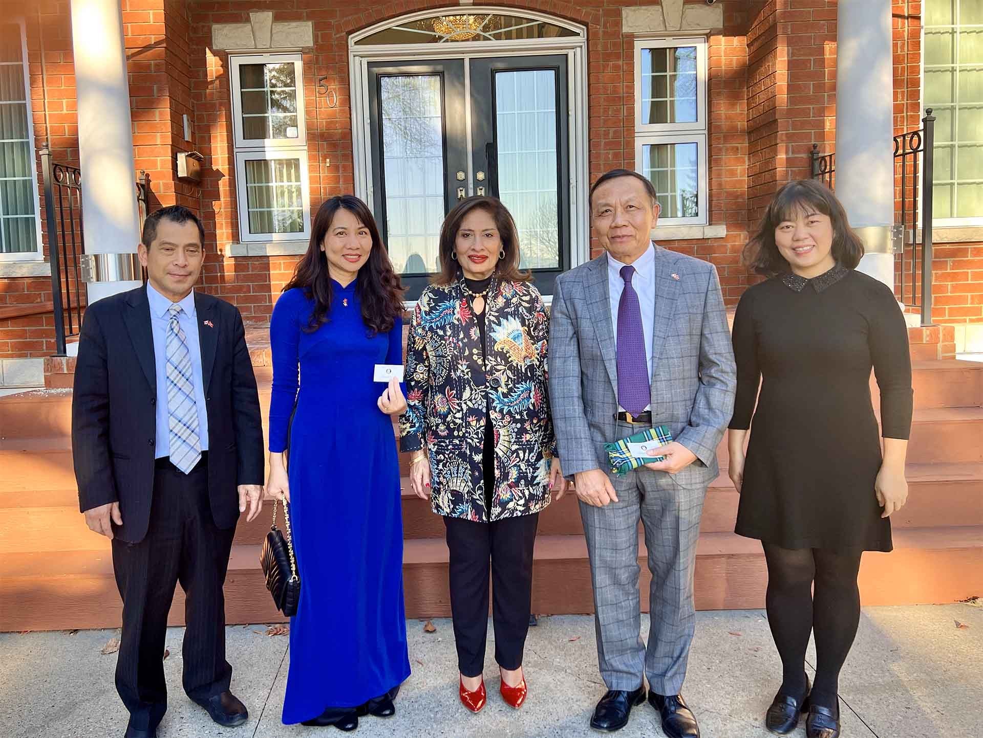 Tổng lãnh sự Nguyễn Quang Trung chào xã giao bà Salma Lakhani, Thống đốc tỉnh bang AB. Tổng lãnh sự Nguyễn Quang Trung chào xã giao bà Salma Lakhani, Thống đốc tỉnh bang AB.