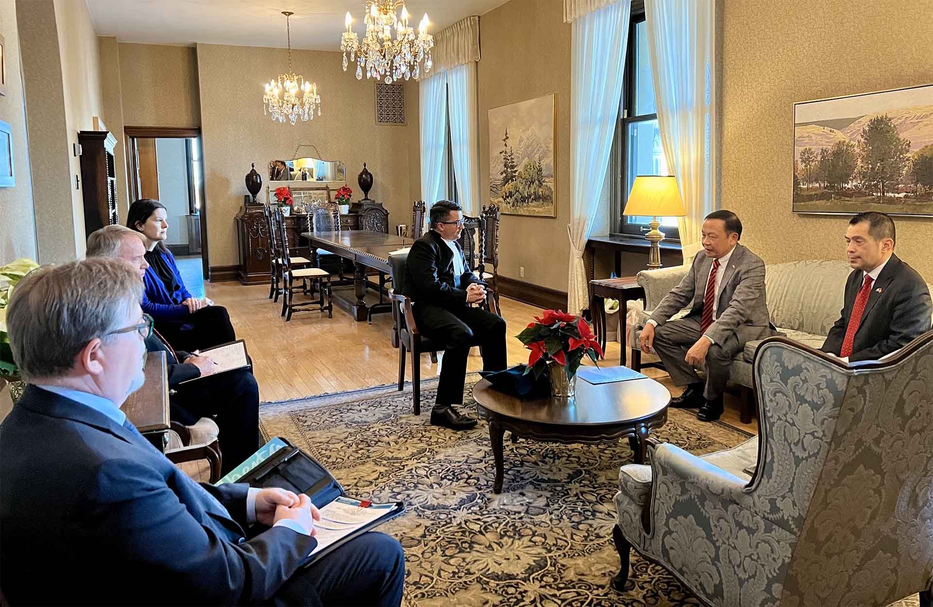 Tổng lãnh sự Nguyễn Quang Trung chào xã giao ông Nathan Cooper, Chủ tịch Quốc hội tỉnh bang. Tổng lãnh sự Nguyễn Quang Trung chào xã giao ông Nathan Cooper, Chủ tịch Quốc hội tỉnh bang.