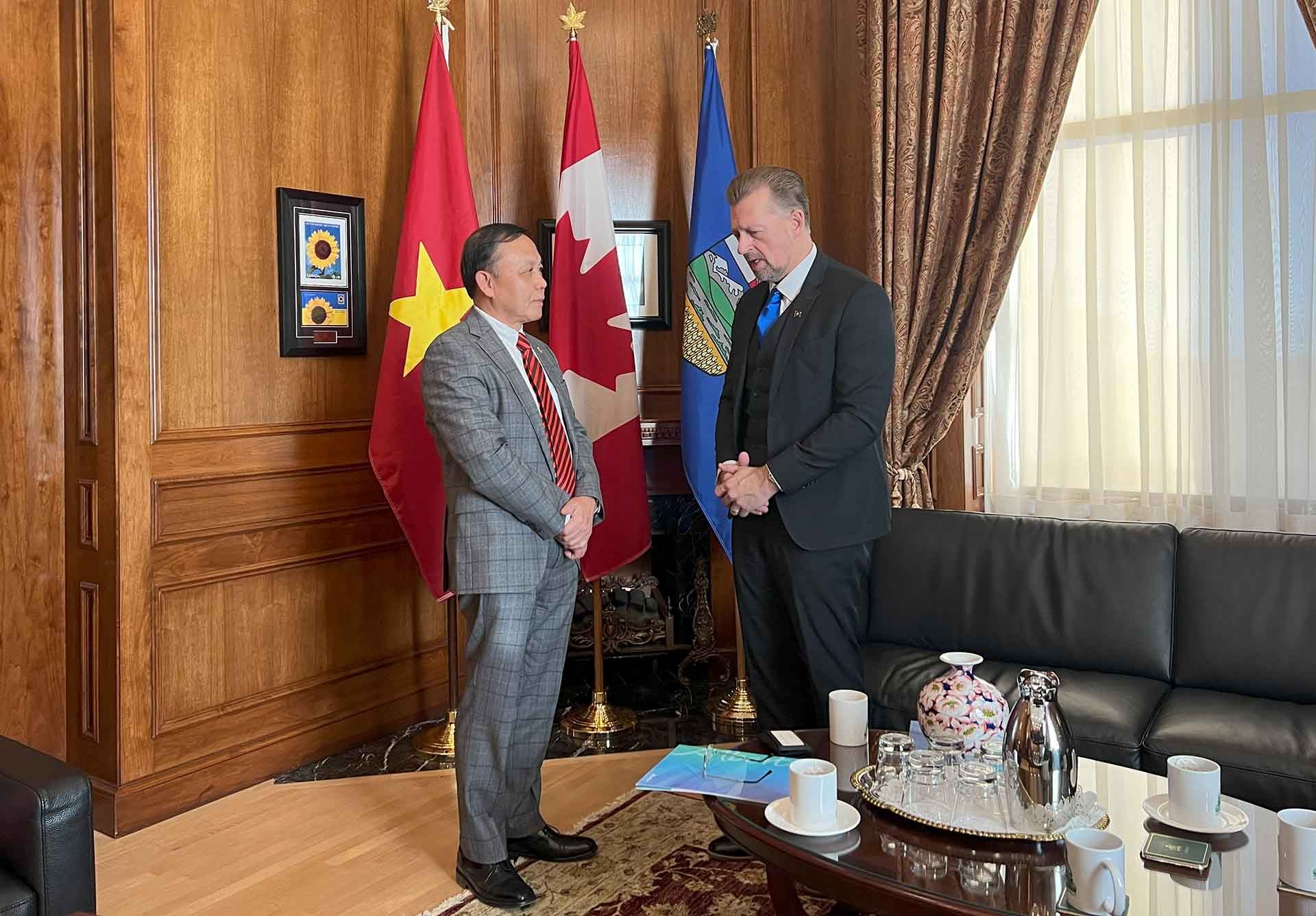 Tổng Lãnh sự Nguyễn Quang Trung chào xã giao ông Mike Ellis, Phó Thủ hiến kiêm Bộ trưởng Bộ An ninh và tình trạng khẩn cấp của tỉnh bang AB. Tổng Lãnh sự Nguyễn Quang Trung chào xã giao ông Mike Ellis, Phó Thủ hiến kiêm Bộ trưởng Bộ An ninh và tình trạng khẩn cấp của tỉnh bang AB.