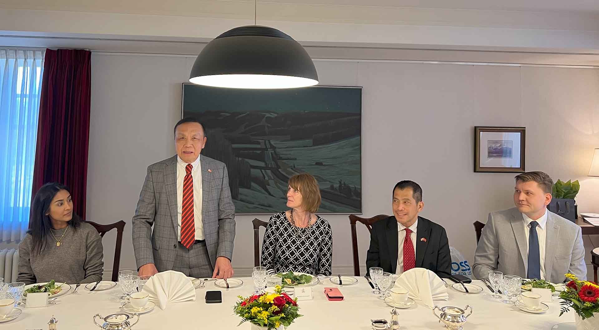 Chính quyền tỉnh bang tổ chức chiêu đãi hoan nghênh đoàn. Chính quyền tỉnh bang tổ chức chiêu đãi hoan nghênh đoàn.