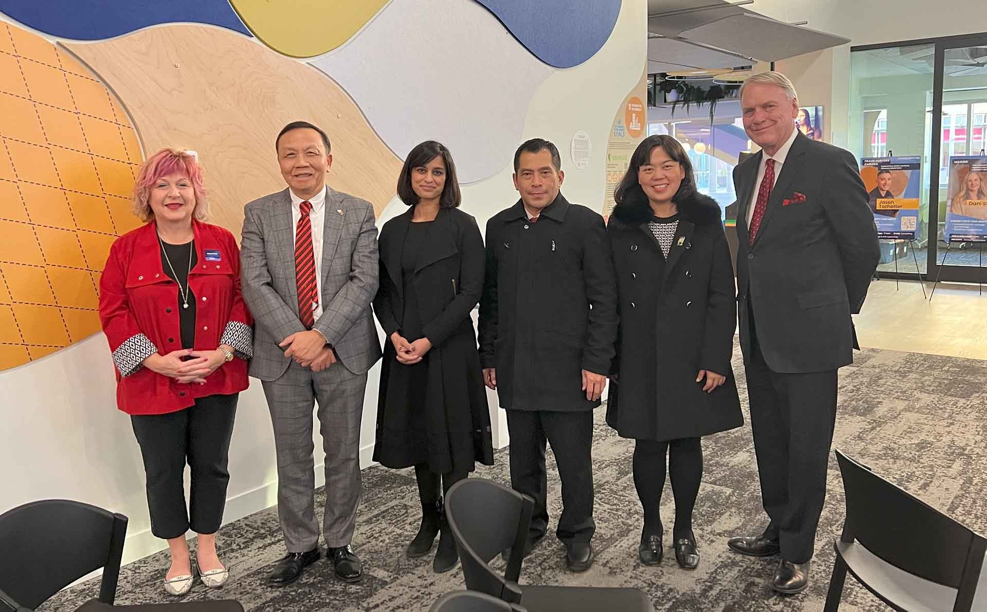 Tổng lãnh sự Nguyễn Quang Trung gặp Chủ tịch công ty Edmonton Unlimted Tổng lãnh sự Nguyễn Quang Trung gặp Chủ tịch công ty Edmonton Unlimted