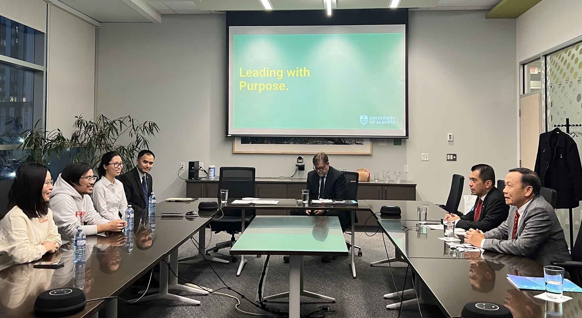 Tổng lãnh sự Nguyễn Quang Trung thăm trường Đại học Alberta. Tổng lãnh sự Nguyễn Quang Trung thăm trường Đại học Alberta.