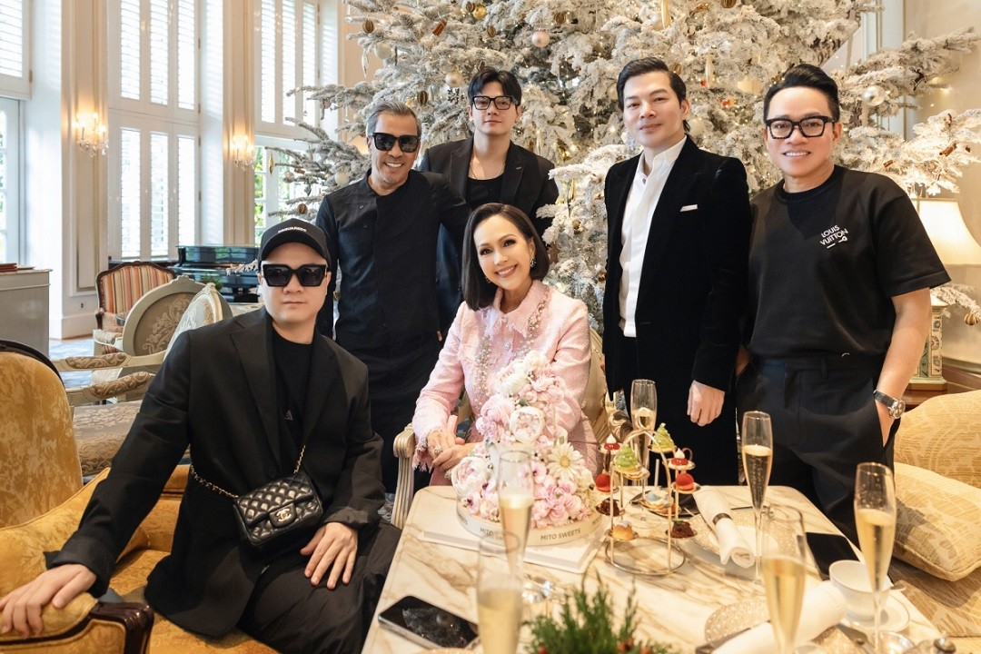 Buổi tiệc được tổ chức đơn giản với sự góp mặt của một vài người bạn thân thiết của Diễm My như diễn viên Trần Bảo Sơn, Lê Xuân Tiền, fashionista Thuận Nguyễn... Diễm My cho biết, chị thích không khí của những buổi gặp ấm cúng để mọi người có thời gian trò chuyện cùng nhau. 