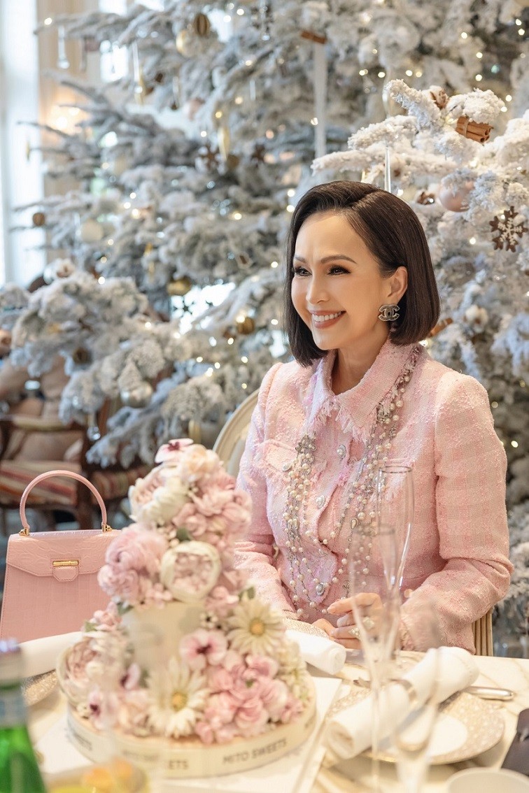 Diễm My xinh đẹp với tóc ngang vai, ngọt ngào cùng sắc hồng trong tiệc sinh nhật ấm cúng