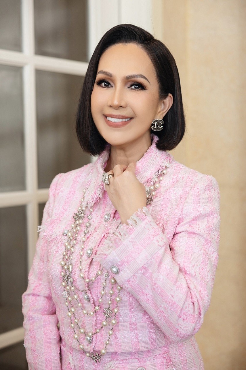 Diễm My xinh đẹp với tóc ngang vai, ngọt ngào cùng sắc hồng trong tiệc sinh nhật ấm cúng