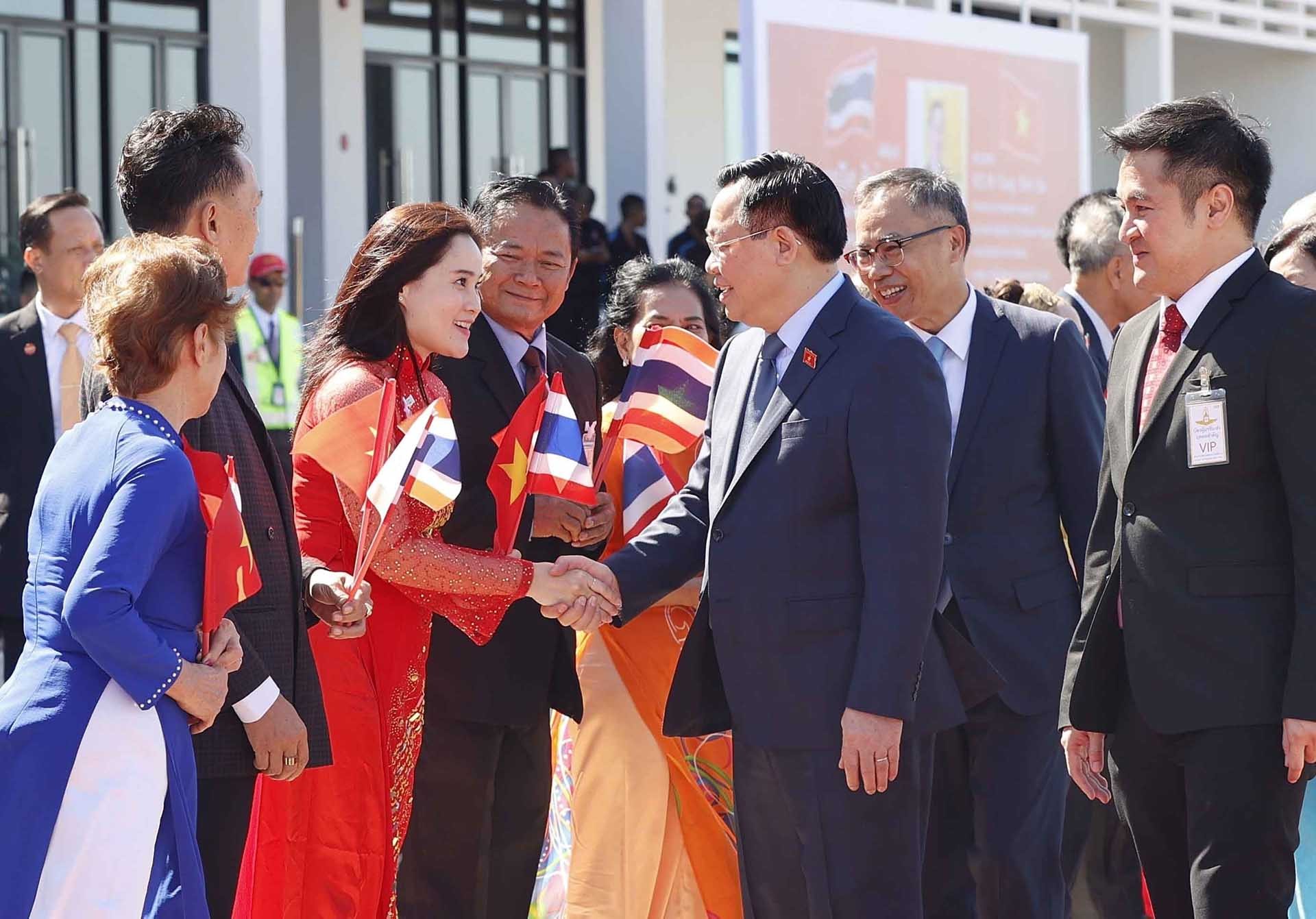 Kiều bào Việt Nam tại Thái Lan đón Chủ tịch Quốc hội Vương Đình Huệ. (Nguồn: TTXVN)
