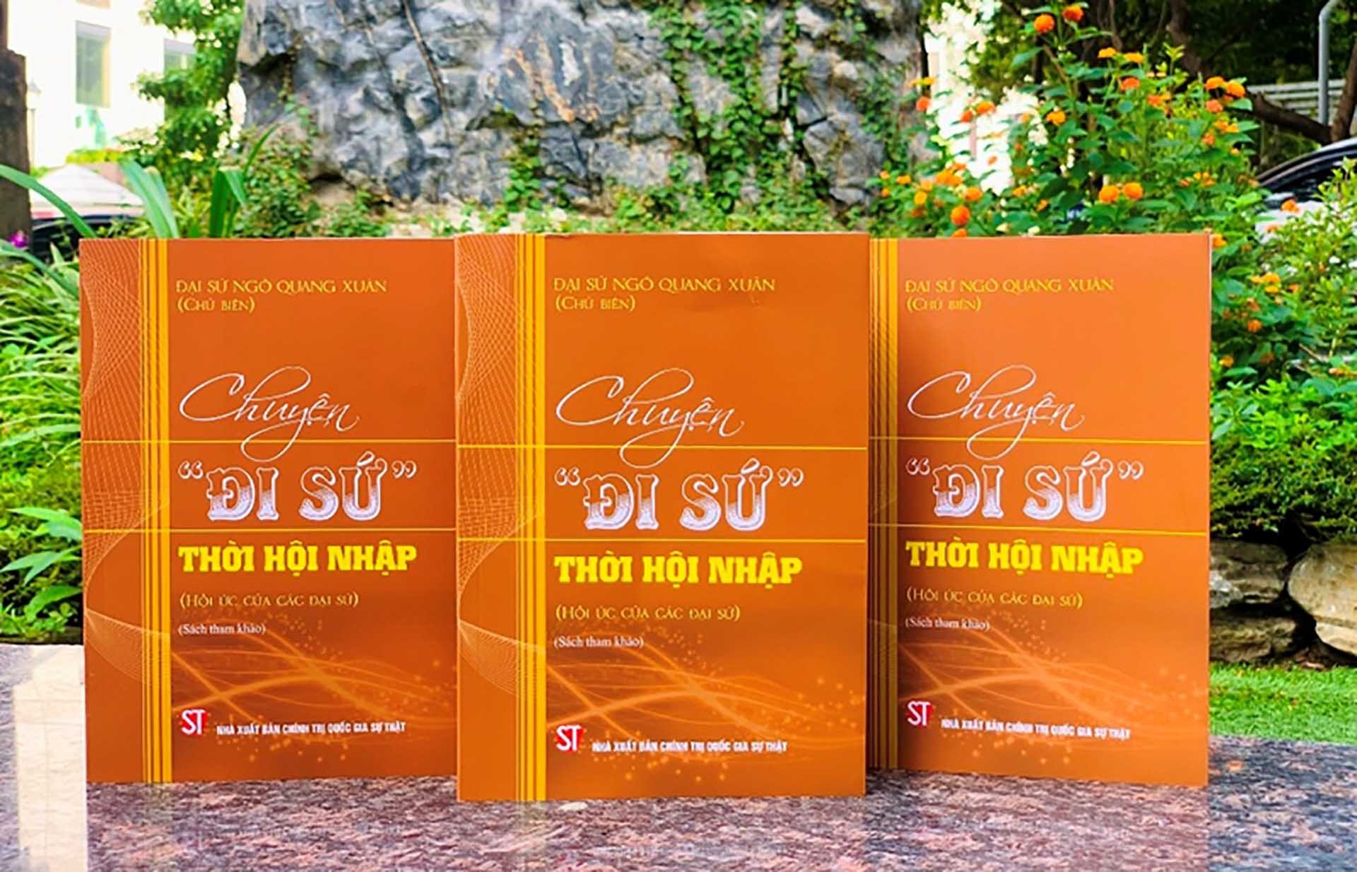 Cuốn sách Chuyện “đi sứ” thời hội nhập (Hồi ức của các đại sứ) do Đại sứ Ngô Quang Xuân chủ biên. (Ảnh: HT)