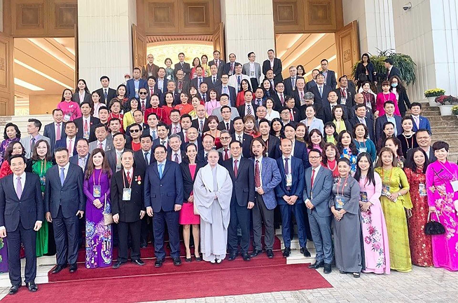 Thủ tướng Chính phủ Phạm Minh Chính chụp ảnh lưu niệm với kiều bào tham dự chương trình Xuân Quê hương 2023 nhân dịp Tết Nguyên đán Quý Mão, ngày 14/1. (Ảnh: Trọng Vũ) Thủ tướng Chính phủ Phạm Minh Chính chụp ảnh lưu niệm với kiều bào tham dự chương trình Xuân Quê hương 2023 nhân dịp Tết Nguyên đán Quý Mão, ngày 14/1. (Ảnh: Trọng Vũ)