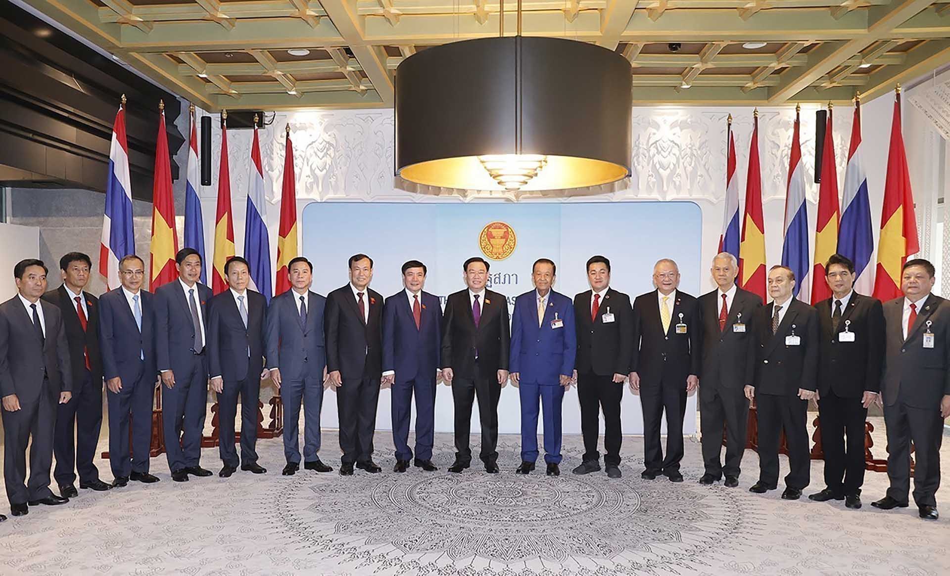 Chủ tịch Quốc hội Vương Đình Huệ và Chủ tịch Quốc hội Vương quốc Thái Lan Wan Muhamad Noor Matha với đại biểu. (Nguồn: TTXVN) Chủ tịch Quốc hội Vương Đình Huệ và Chủ tịch Quốc hội Vương quốc Thái Lan Wan Muhamad Noor Matha với đại biểu. (Nguồn: TTXVN)