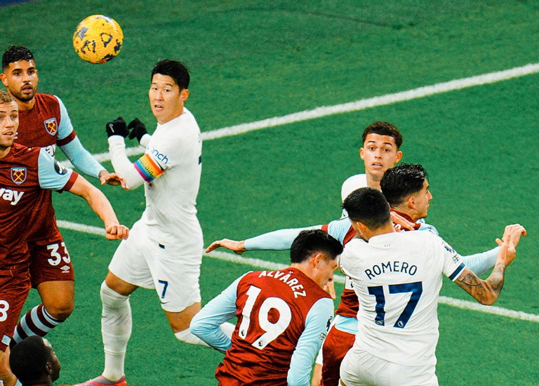 Phút 11, từ quả phạt góc bên cánh phải, trung vệ Romero bật cao đánh đầu mở tỷ số cho Tottenham. 