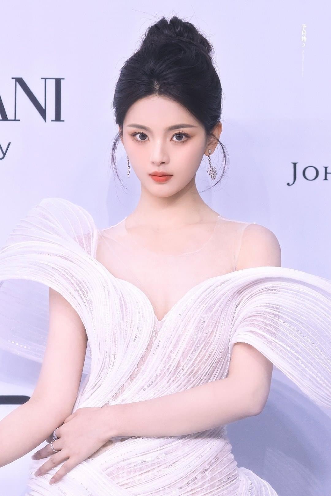 Phía NTK Trà Linh cho biết, Dương Siêu Việt đã thông qua stylist để đặt hàng cô bộ đầm dạ hội dự sự kiện thảm đỏ này. 