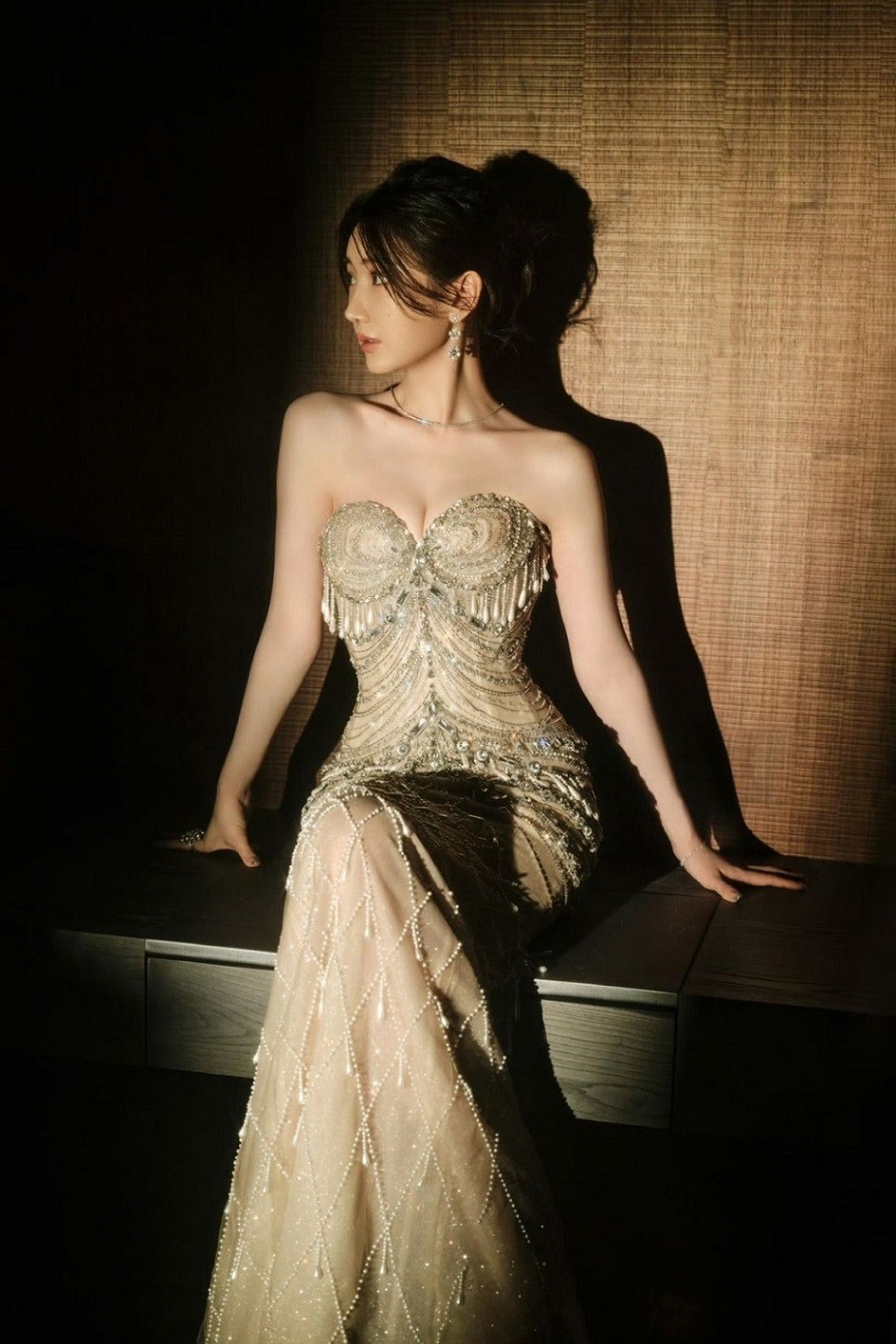 Cùng sự kiện, diễn viên Mao Hiểu Đồng cũng chọn mặc đầm của NTK Trà Linh. Thiết kế nằm trong bộ sưu tập We are Roses với kiểu dáng đuôi cá gợi cảm. Kỹ thuật dựng phom corset 3D thể hiện phong cách đặc trưng của Trà Linh đồng thời giúp tôn vóc dáng của người đẹp xứ Trung.