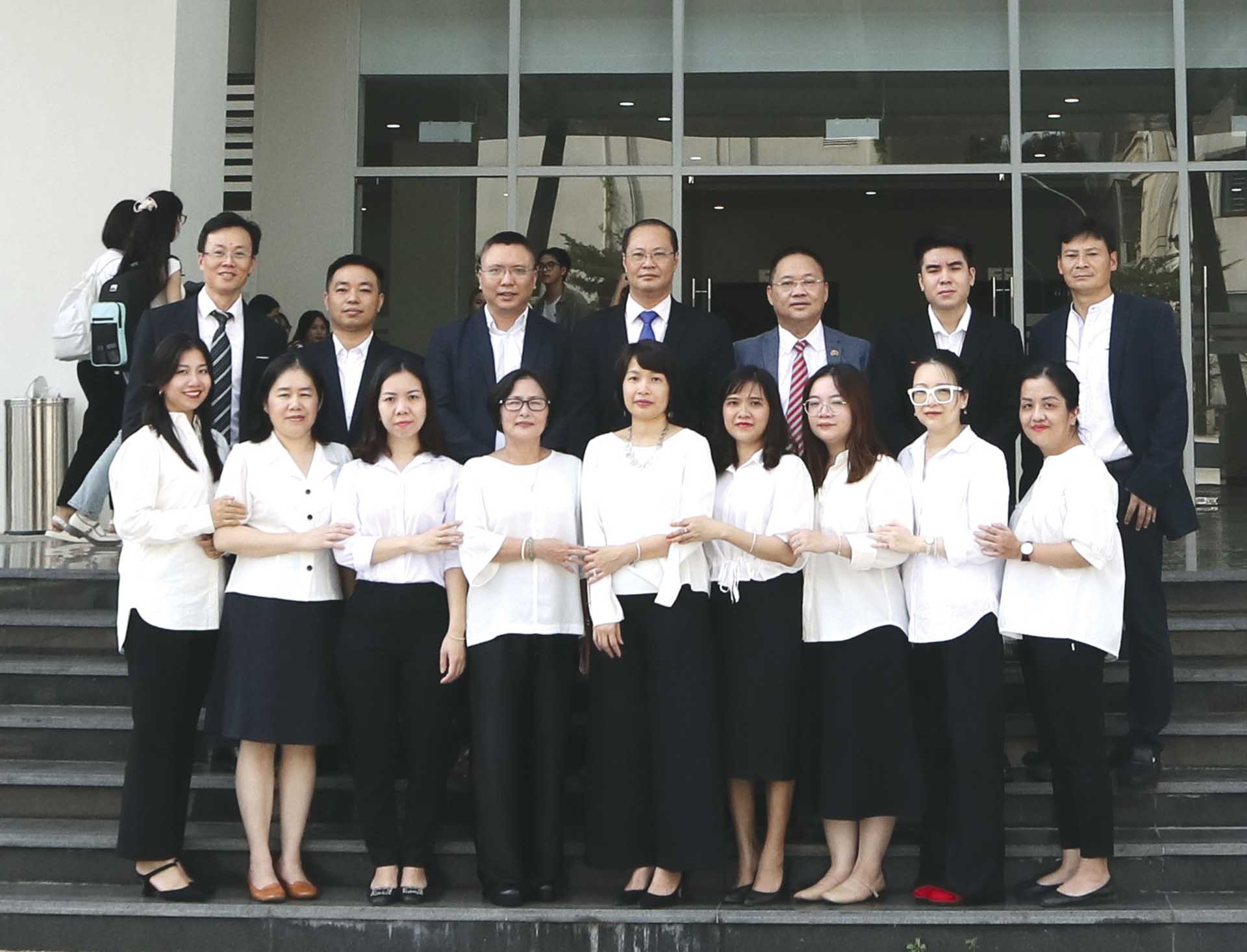 Trung tâm Thông tin tư liệu.