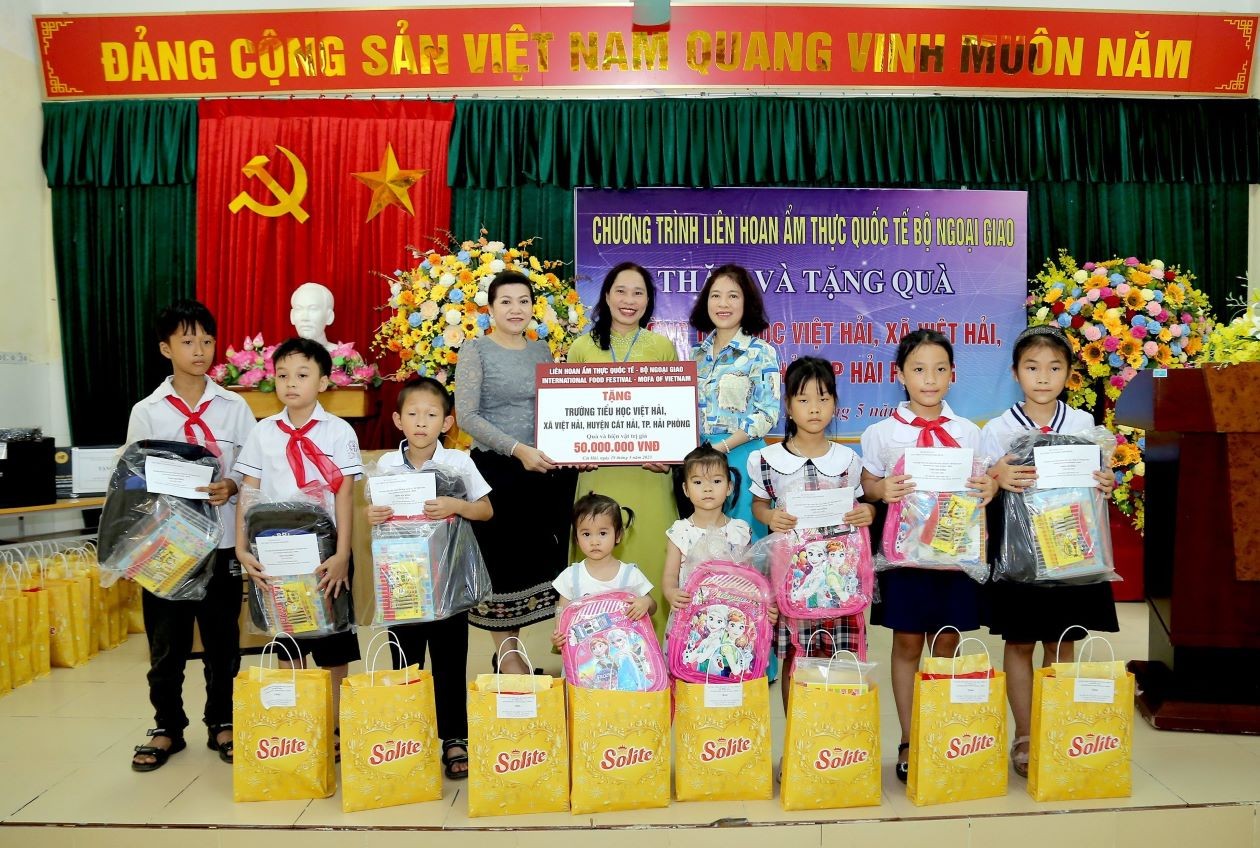 Liên hoan Ẩm thực quốc tế còn là dịp chia sẻ sự quan tâm, đùm bọc đối với những hoàn cảnh khó khăn thông qua chương trình từ thiện khắp mọi miền Tổ quốc. Liên hoan Ẩm thực quốc tế còn là dịp chia sẻ sự quan tâm, đùm bọc đối với những hoàn cảnh khó khăn thông qua chương trình từ thiện khắp mọi miền Tổ quốc.