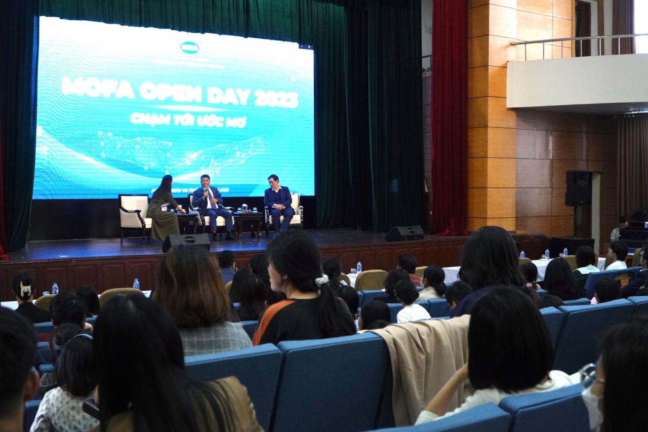 Sự kiện MOFA Open Day 2023 thu hút đông đảo các bạn sinh viên trong và ngoài Học viện Ngoại giao. (Ảnh: Xuân Sơn) 