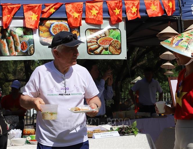 Một thực khác người Nam Phi hào hứng với món phở và nem rán tại sự kiện Ngày Phở Việt Nam tại Nam Phi 2023. Một thực khác người Nam Phi hào hứng với món phở và nem rán tại sự kiện Ngày Phở Việt Nam tại Nam Phi 2023.