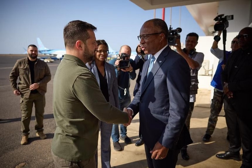 Tổng thống Ukraine Zelensky (trái) đăng ảnh dừng chân ở Cape Verde, trên đường tới Argentina. (Nguồn: X/Volodymyr Zelensky)