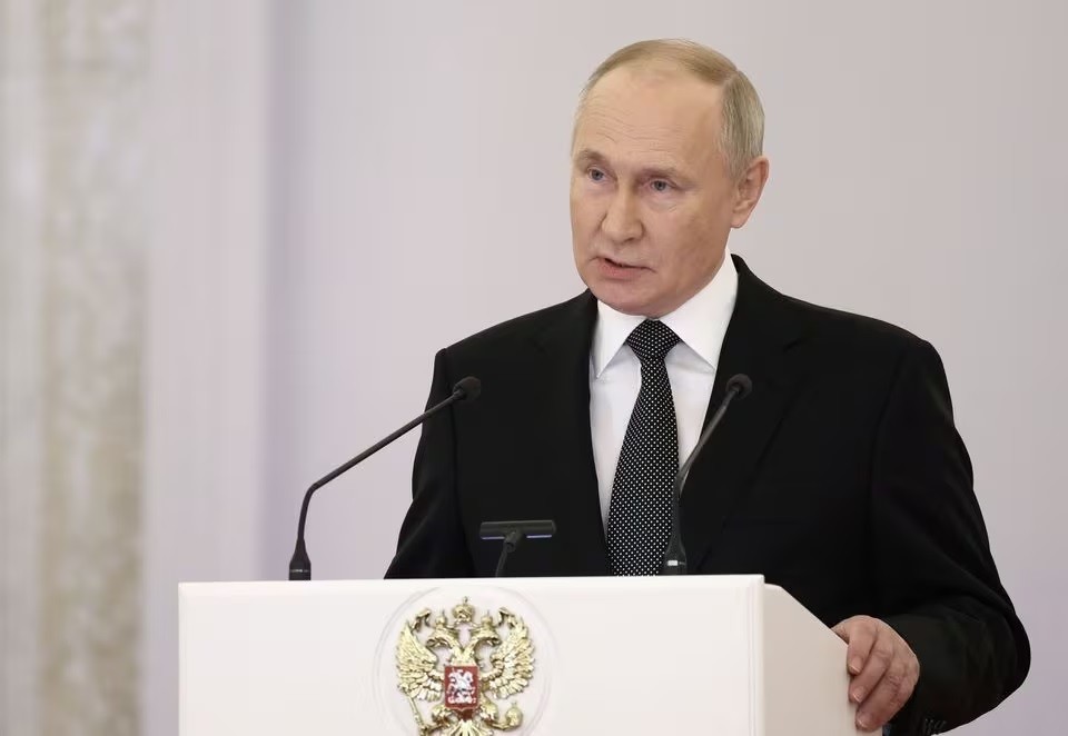 Tổng thống Nga Vladimir Putin phát biểu trong lễ trao Huân chương Sao vàng ở Cung điện Grand Kremlin, Moscow, Nga, ngày 8/12. Tại đây, ông Putin tuyên bố: “Tôi sẽ tranh cử Tổng thống Liên bang Nga”, đồng thời thừa nhận rằng ông đã suy nghĩ rất lâu và kỹ lưỡng về nhiệm kỳ tổng thống sắp tới của mình, nói thêm rằng “không còn cách nào khác” ngoài con đường đó. Nhiệm kỳ hiện tại của Tổng thống Putin sẽ kết thúc vào ngày 7/5/2024. Cuộc bầu cử tổng thống tiếp theo của Nga dự kiến diễn ra vào ngày 17/ Tổng thống Nga Vladimir Putin phát biểu trong lễ trao Huân chương Sao vàng ở Cung điện Grand Kremlin, Moscow, Nga, ngày 8/12. Tại đây, ông Putin tuyên bố: “Tôi sẽ tranh cử Tổng thống Liên bang Nga”, đồng thời thừa nhận rằng ông đã suy nghĩ rất lâu và kỹ l