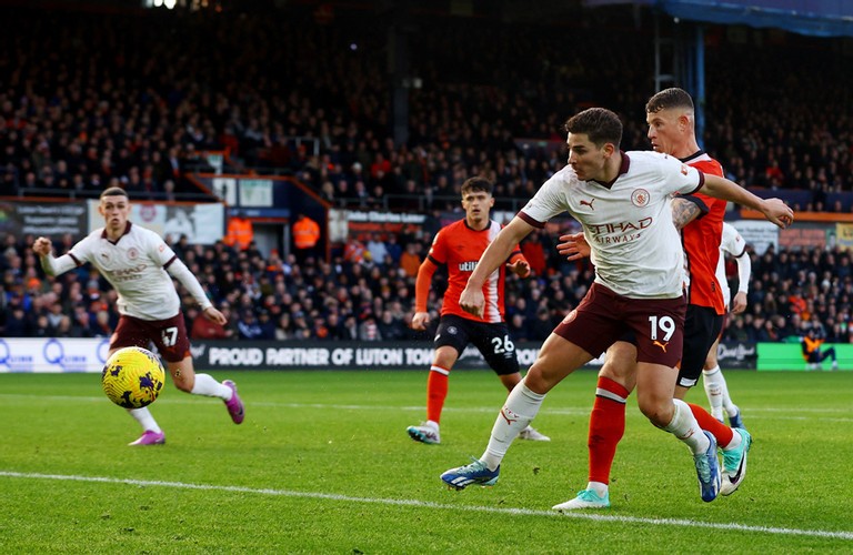 Julian Alvarez tích cực dứt điểm. Julian Alvarez tích cực dứt điểm.