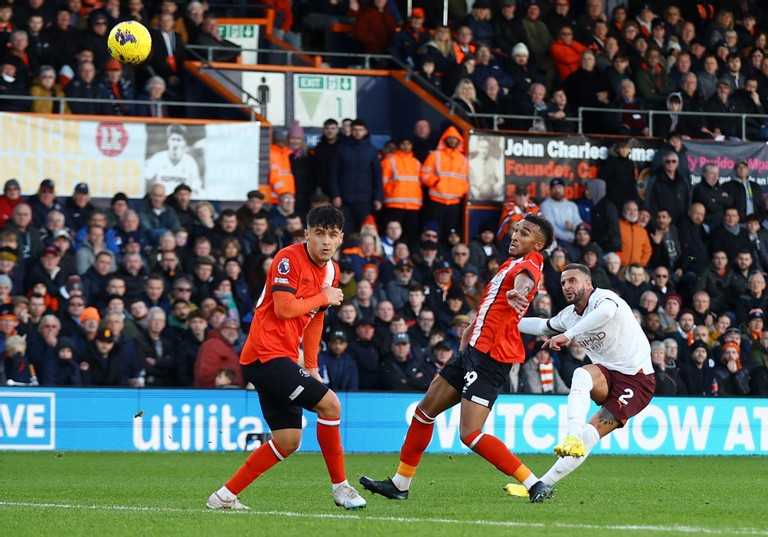 Walker sút bóng từ xa. Walker sút bóng từ xa.