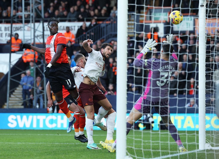 Adebayo bật cao đánh đầu cận thành tung lưới thủ môn Ederson. Adebayo bật cao đánh đầu cận thành tung lưới thủ môn Ederson.