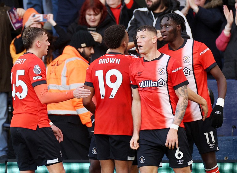 Đồng đội chúc mừng Adebayo Đồng đội chúc mừng Adebayo