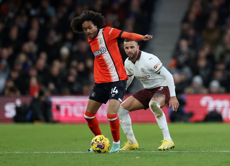 Luton nỗ lực tìm bàn gỡ cuối trận đấu nhưng không thành. Luton nỗ lực tìm bàn gỡ cuối trận đấu nhưng không thành.