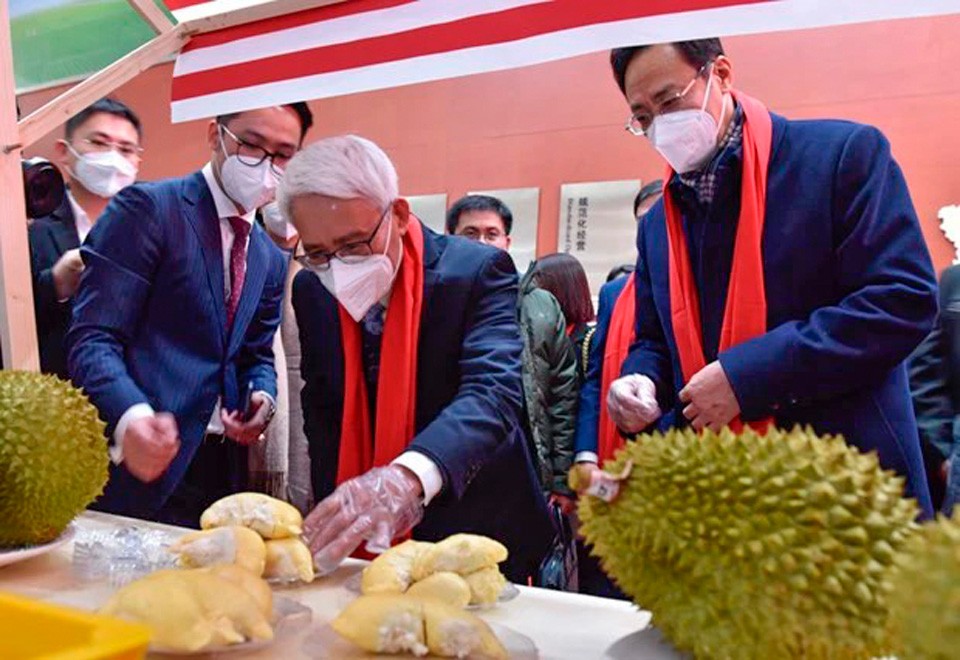 Đại sứ Việt Nam tại Trung Quốc Phạm Sao Mai (giữa) và Phó Thị trưởng Thiên Tân Dương Binh tham quan gian giới thiệu sầu riêng Việt Nam tháng 1/2023; Cửa khẩu Hữu Nghị - một trong những nơi xuất khẩu nông sản lớn từ Việt Nam sang Trung Quốc.