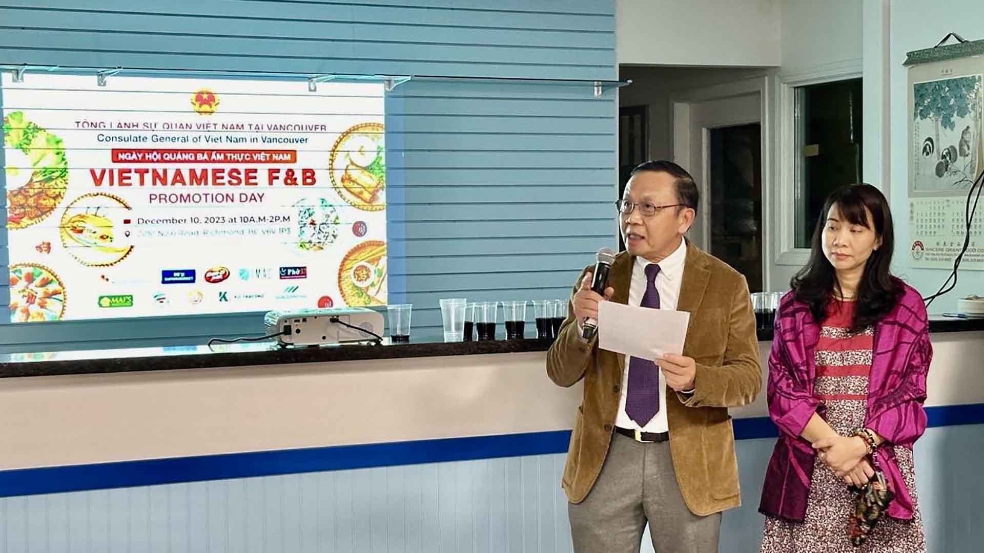 Tổng lãnh sự Nguyễn Quang Trung phát biểu. Tổng lãnh sự Nguyễn Quang Trung phát biểu.