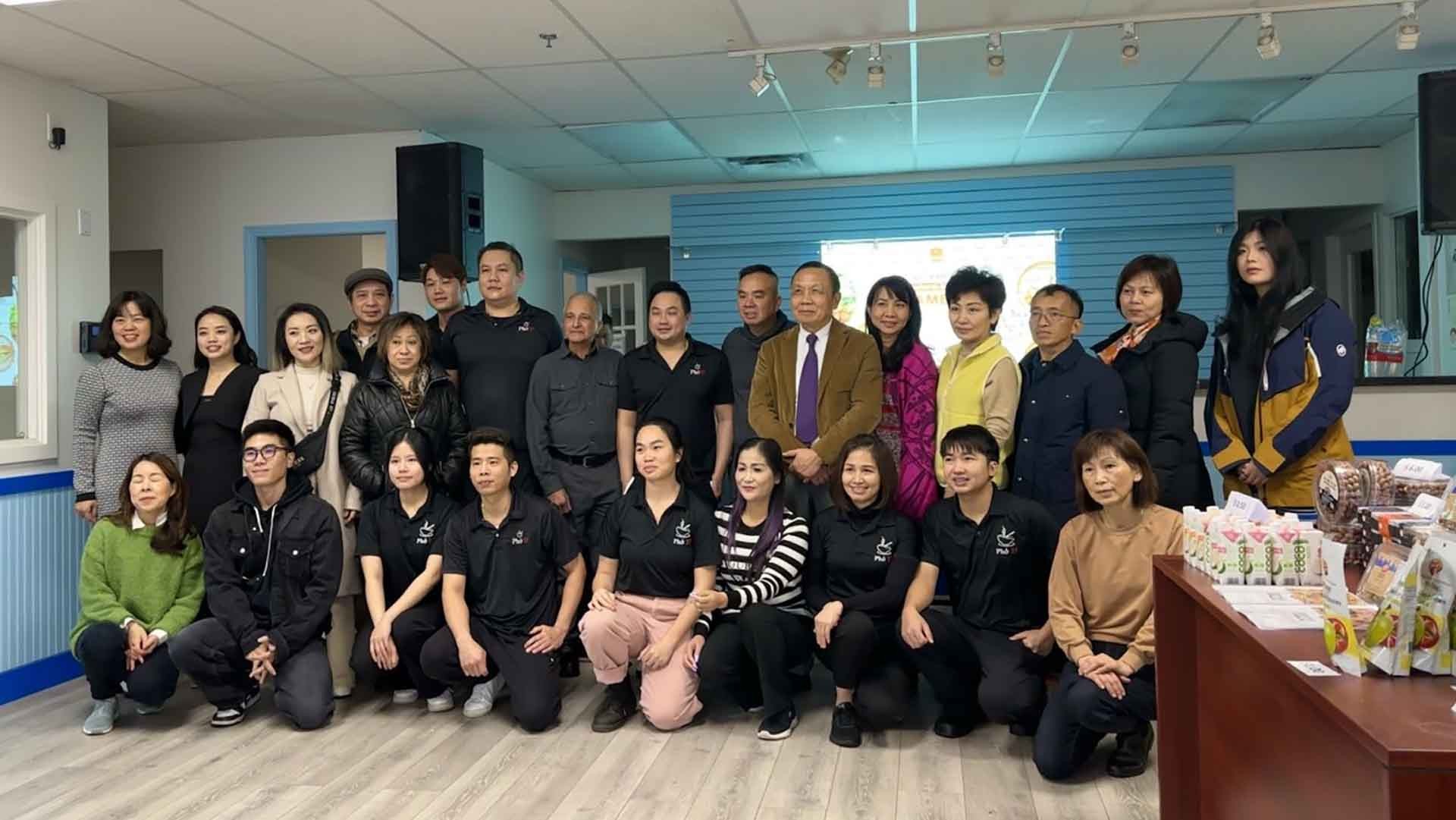 Các đại biểu chụp ảnh lưu niệm. Các đại biểu chụp ảnh lưu niệm.