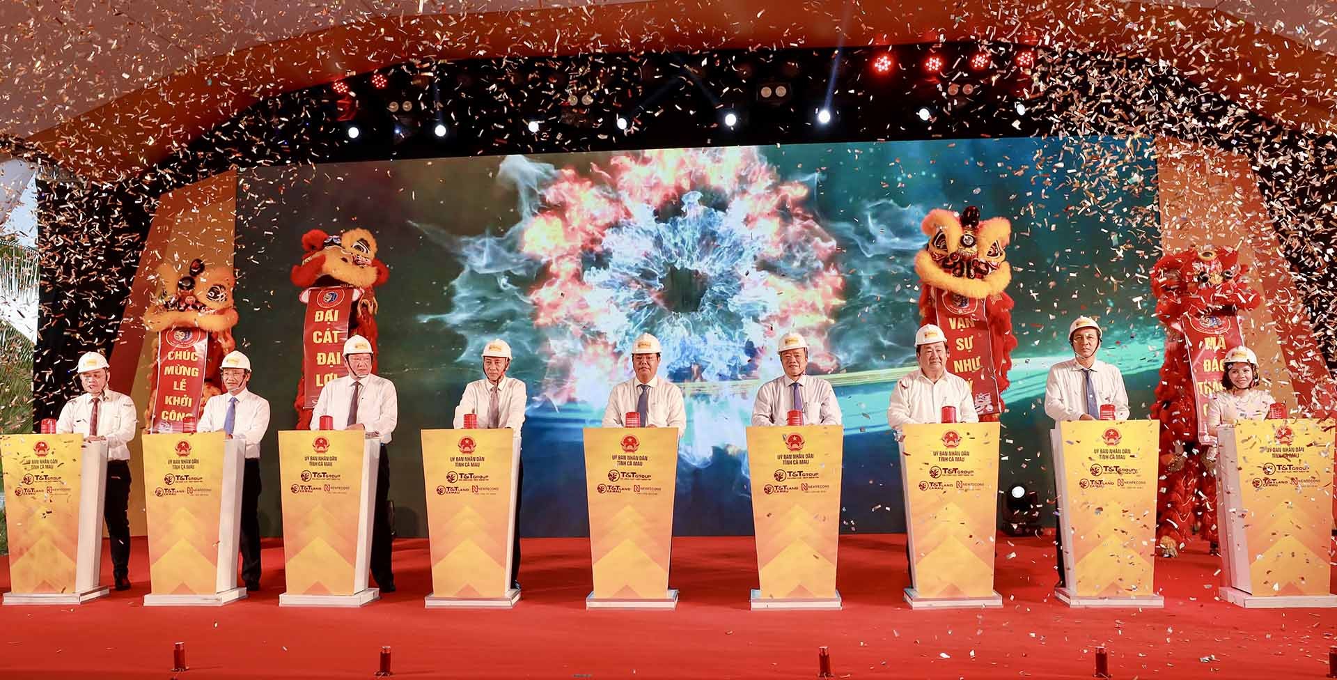 Các đại biểu thực hiện nghi lễ khởi công dự án.