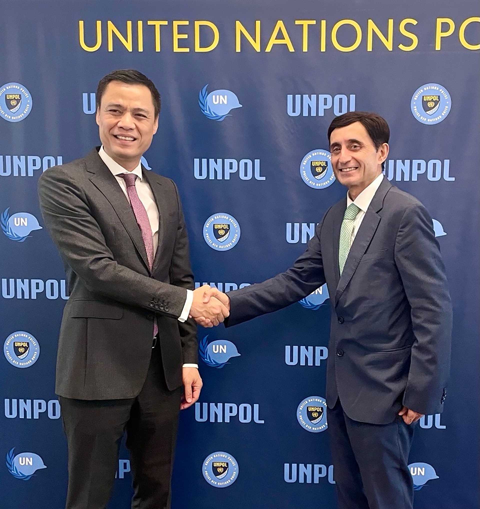 Đại sứ Đặng Hoàng Giang và ông Faisal Shahkar, Cố vấn Cảnh sát LHQ.