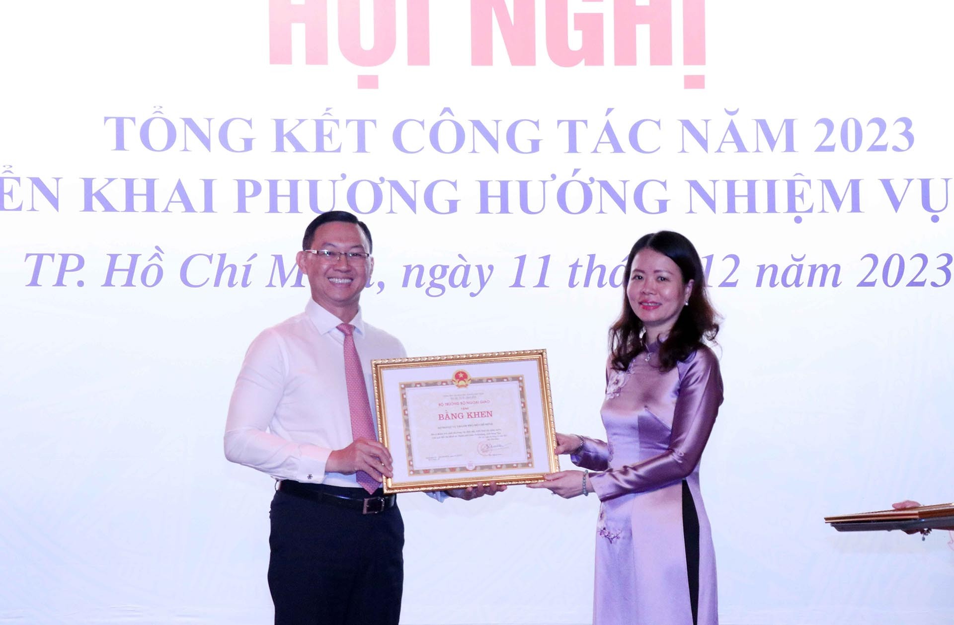 Thứ trưởng Ngoại giao Nguyễn Minh Hằng trao Bằng khen của Bộ Ngoại giao tặng Sở Ngoại vụ TP. Hồ Chí Minh về thành tích đóng góp triển khai xây dựng tượng Chủ tịch Hồ Chí Minh tại thành phố Saint Petersburg, Liên bang Nga. (Nguồn: TTXVN)