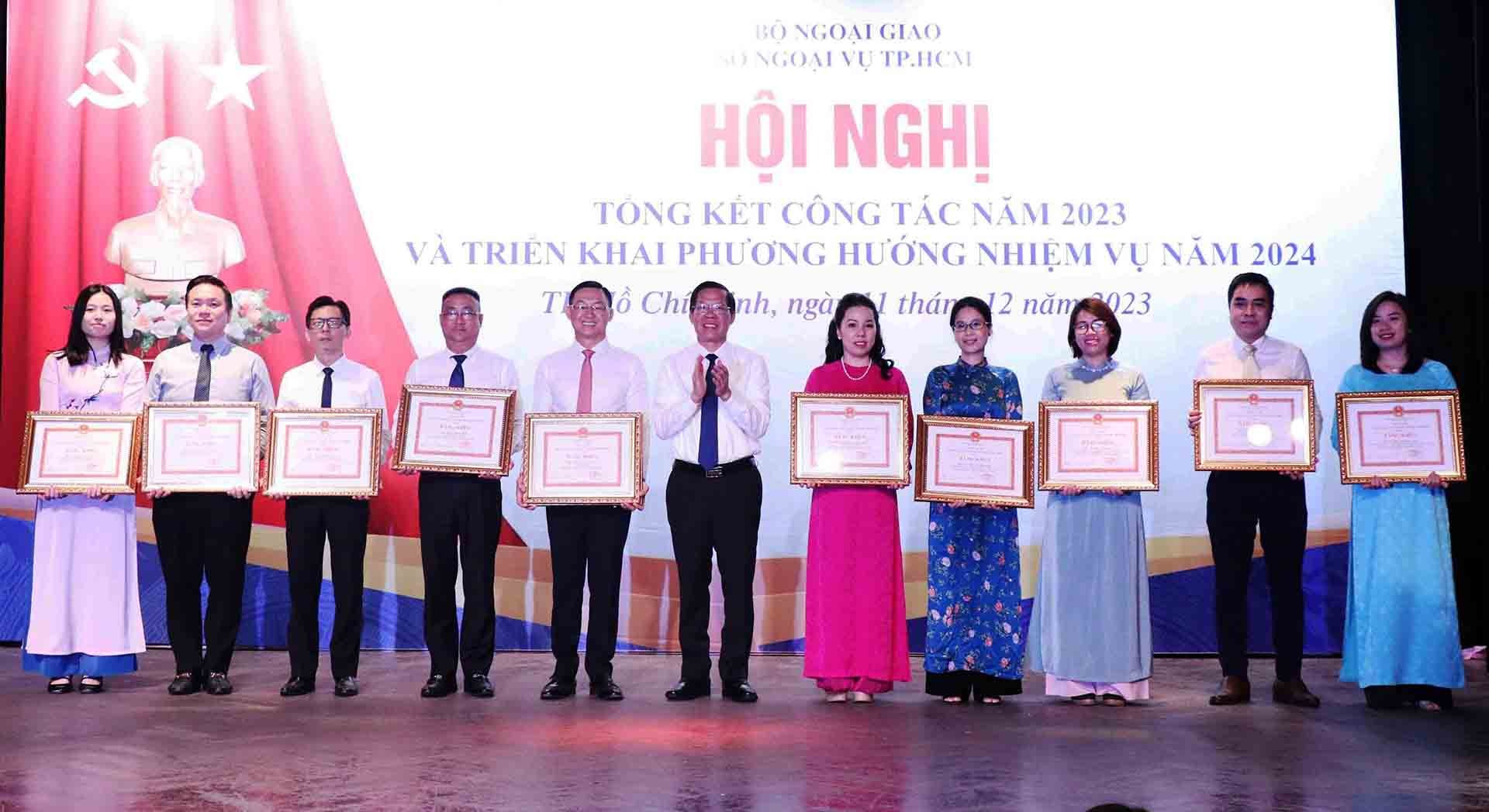 Ông Phan Văn Mãi, Chủ tịch UBND TP. Hồ Chí Minh trao Bằng khen của UBND thành phố cho các tập thể và cá nhân. 