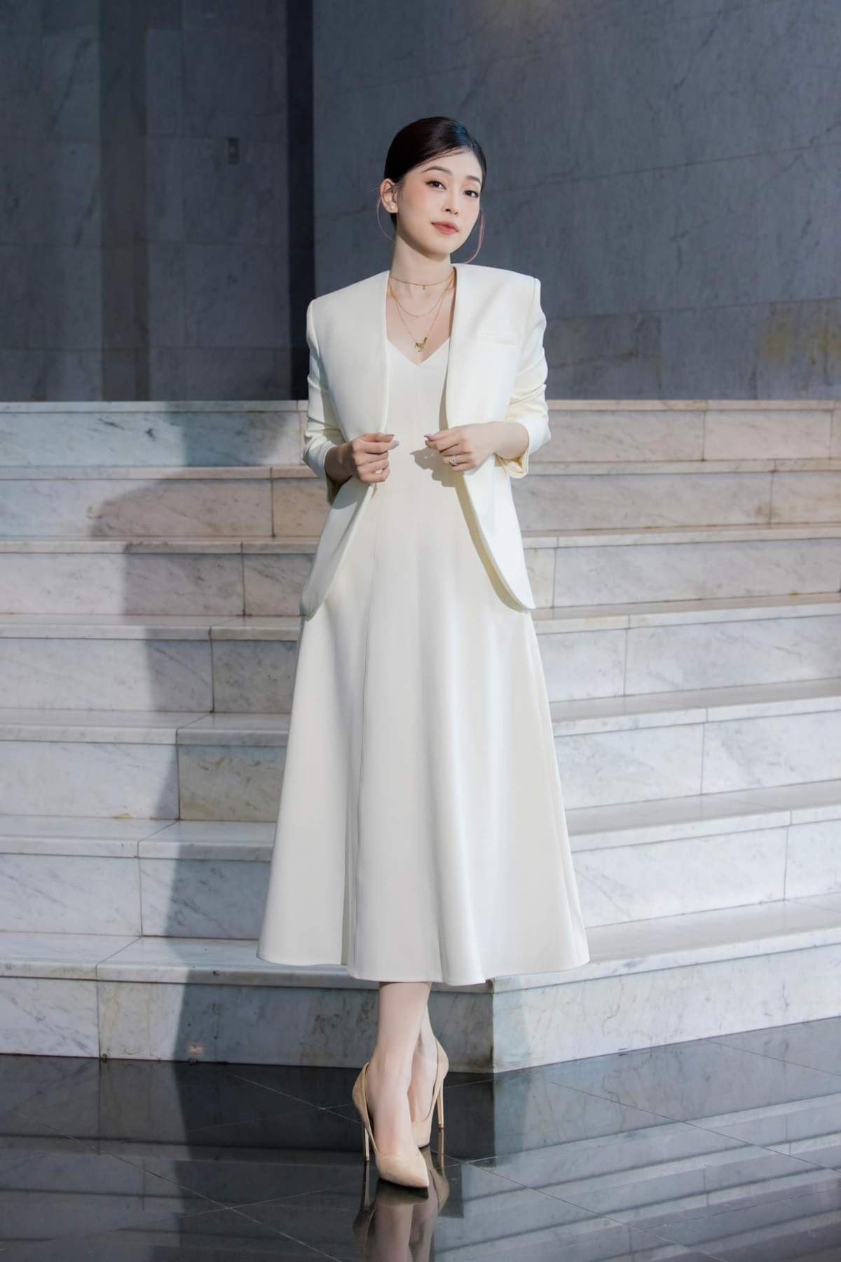 Á hậu Phương Nga sang trọng cùng chiếc áo giống Hoa hậu Đặng Thu Thảo. Áo blazer không cổ cũng giúp người mặc trông thanh thoát hơn.