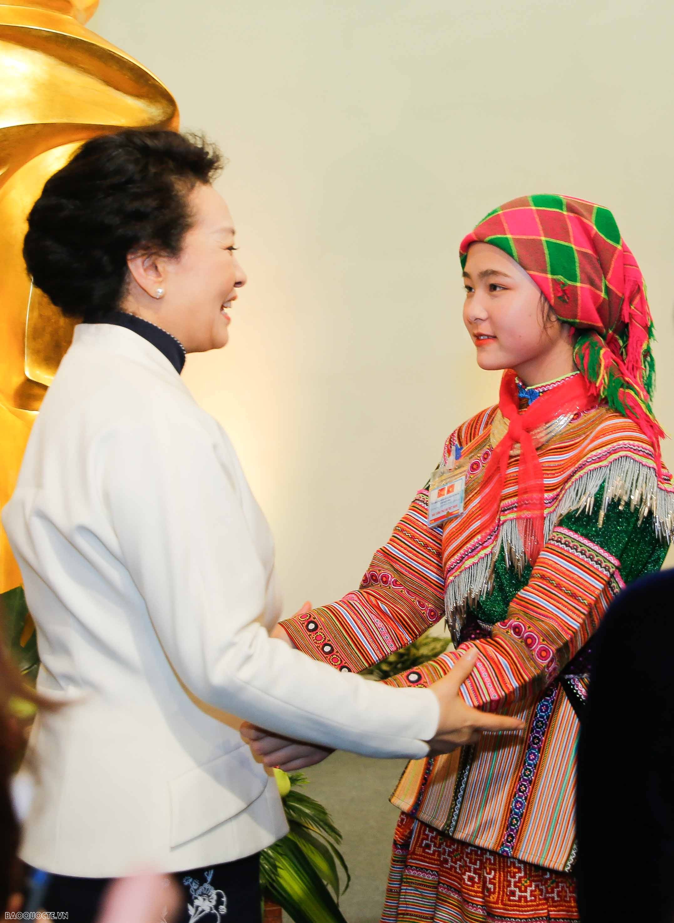 Hai Phu nhân Tổng Bí thư Việt Nam và Trung Quốc thăm Bảo tàng Phụ nữ Việt Nam