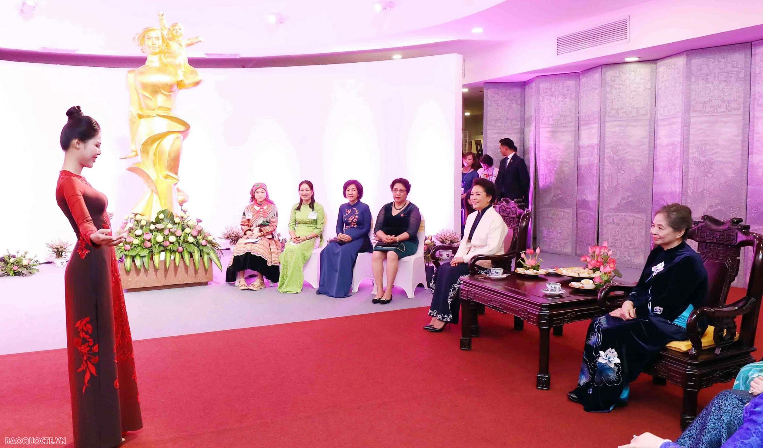 Hai Phu nhân Tổng Bí thư Việt Nam và Trung Quốc thăm Bảo tàng Phụ nữ Việt Nam