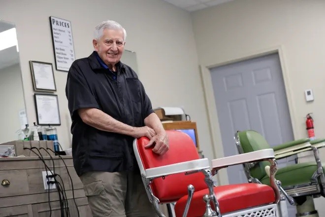 Cụ ông 91 tuổi chia sẻ bí quyết gắn bó cả đời với công việc cắt tóc