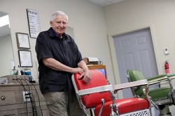 Cụ ông 91 tuổi chia sẻ bí quyết gắn bó cả đời với công việc cắt tóc