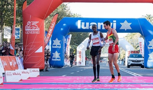 Giải Malaga marathon 2023: VĐV Tây Ban Nha nhường và dìu KĐV Kenya về đích trước Giải Malaga marathon 2023: VĐV Tây Ban Nha nhường và dìu KĐV Kenya về đích trước