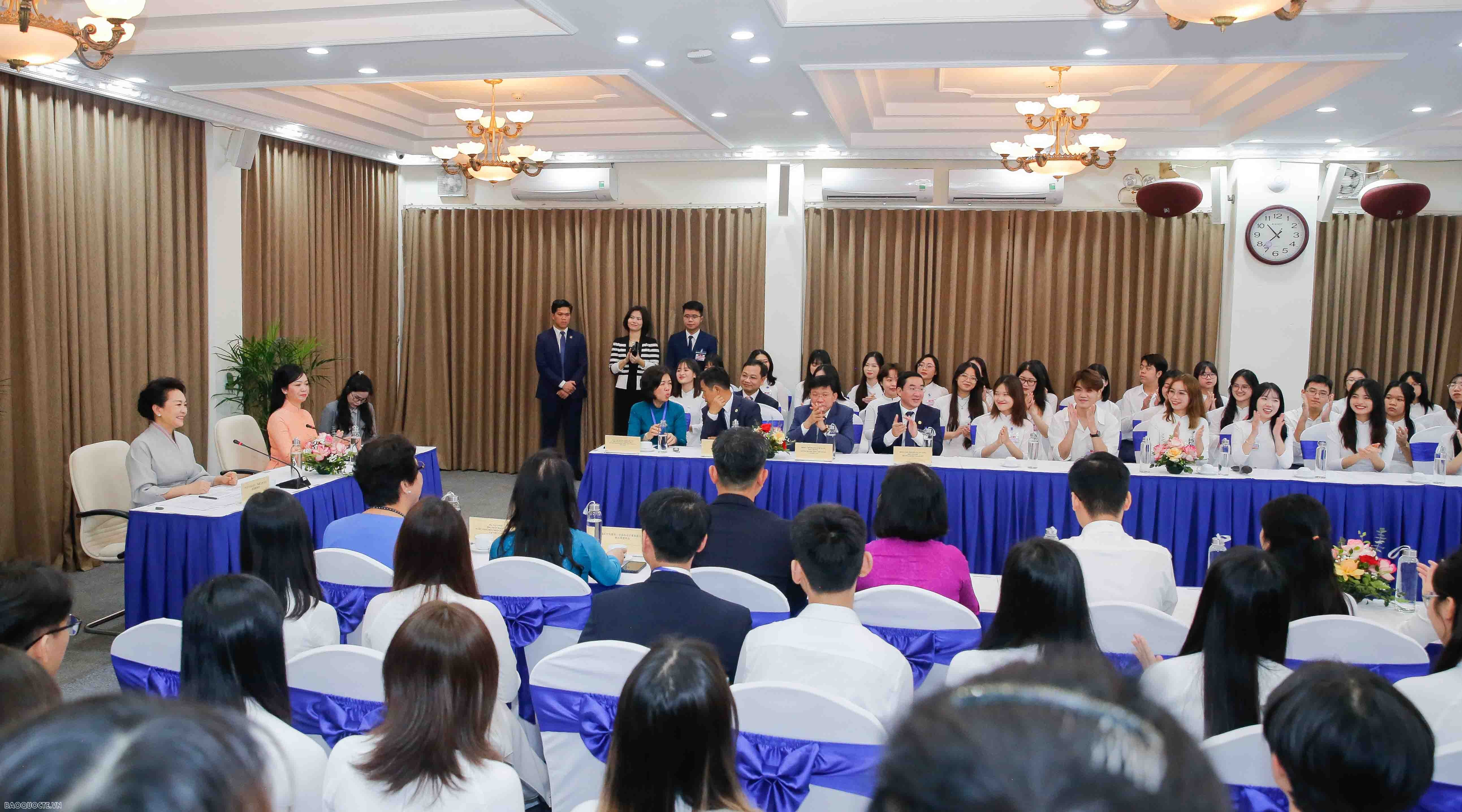 giao lưu với sinh viên trường Đại học quốc gia giao lưu với sinh viên trường Đại học quốc gia