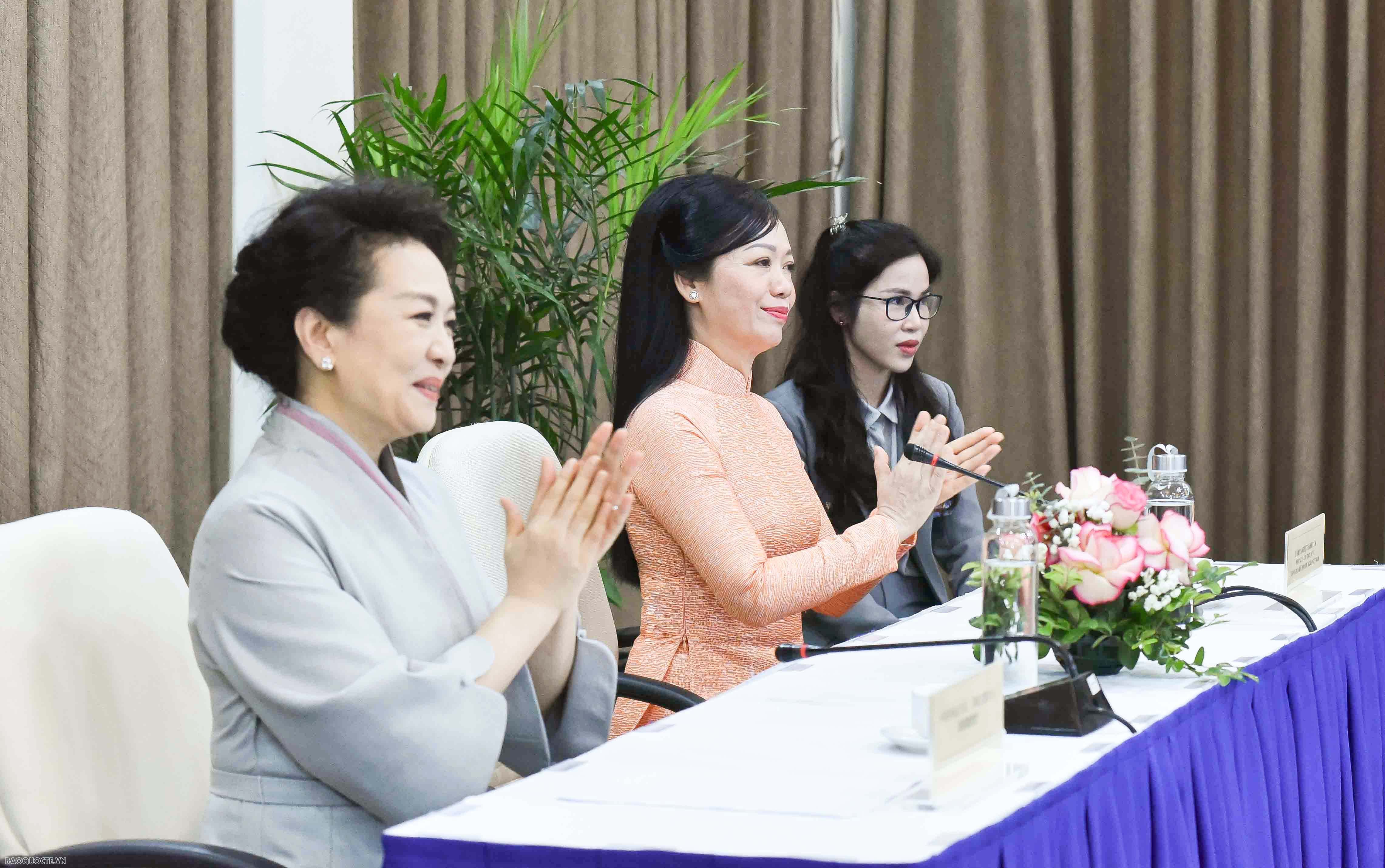 giao lưu với sinh viên trường Đại học quốc gia giao lưu với sinh viên trường Đại học quốc gia