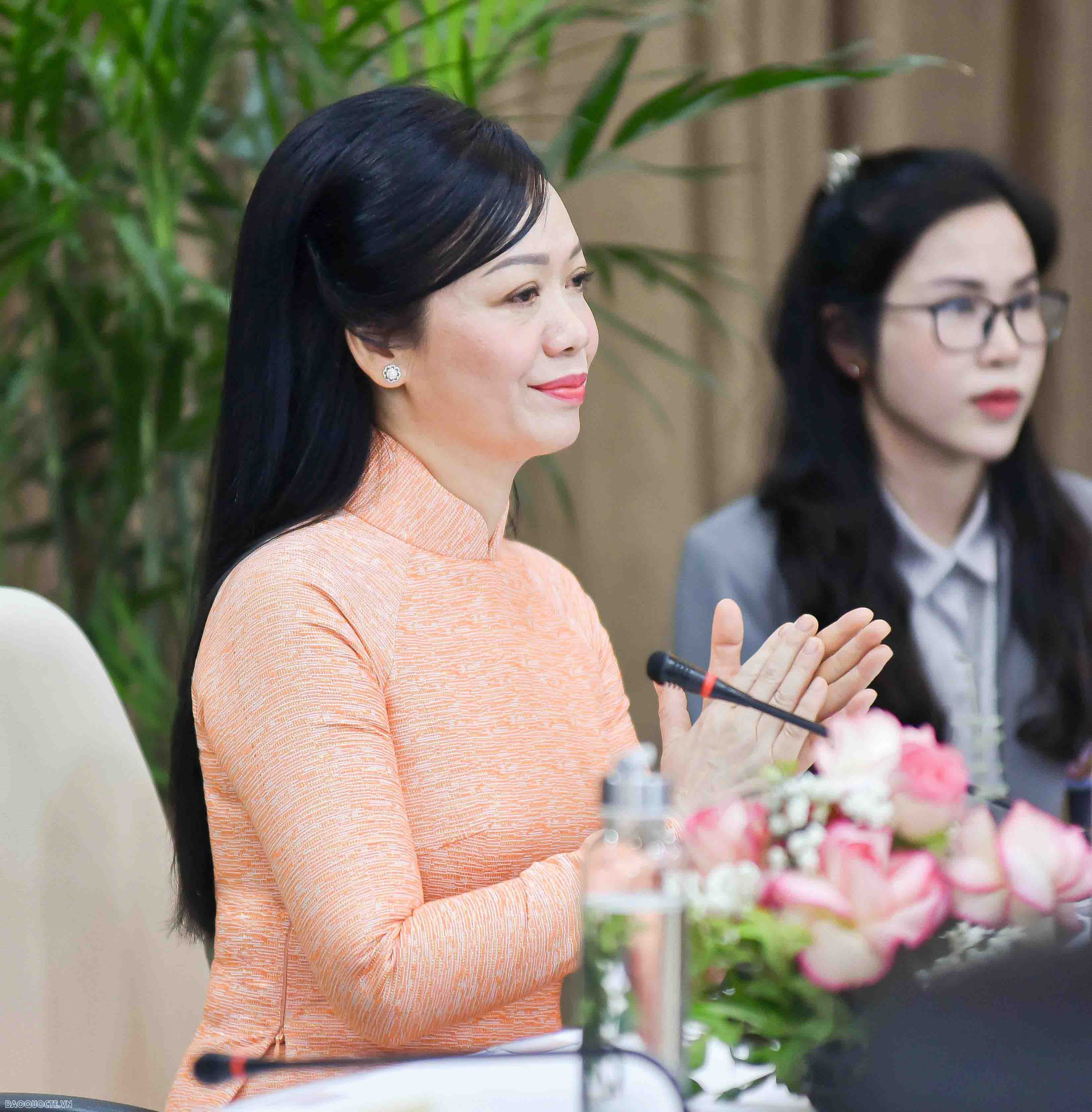giao lưu với sinh viên trường Đại học quốc gia giao lưu với sinh viên trường Đại học quốc gia