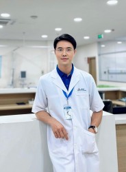 Chúng ta của 8 năm sau: Tạo hình vai bác sĩ của diễn viên Phùng Đức Hiếu nhận nhiều lời khen từ khán giả
