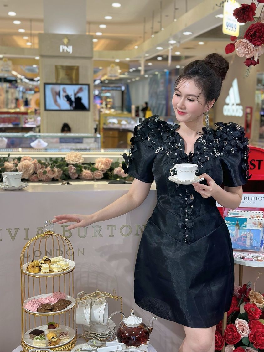 Diễn viên Hương Giang