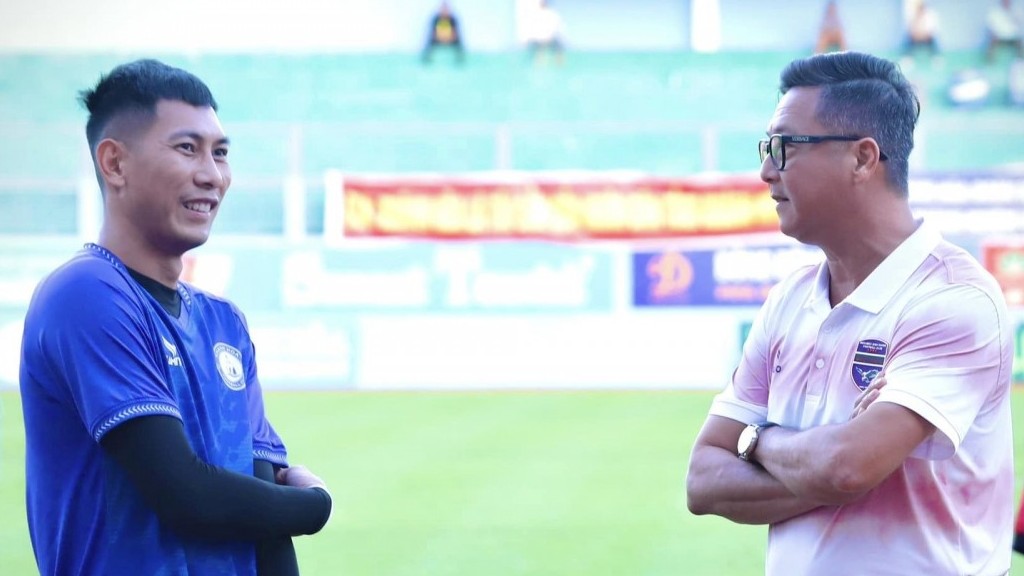 clb binh duong hlv le huynh duc dang giup cac tien dao hoi phuc phong do ghi ban