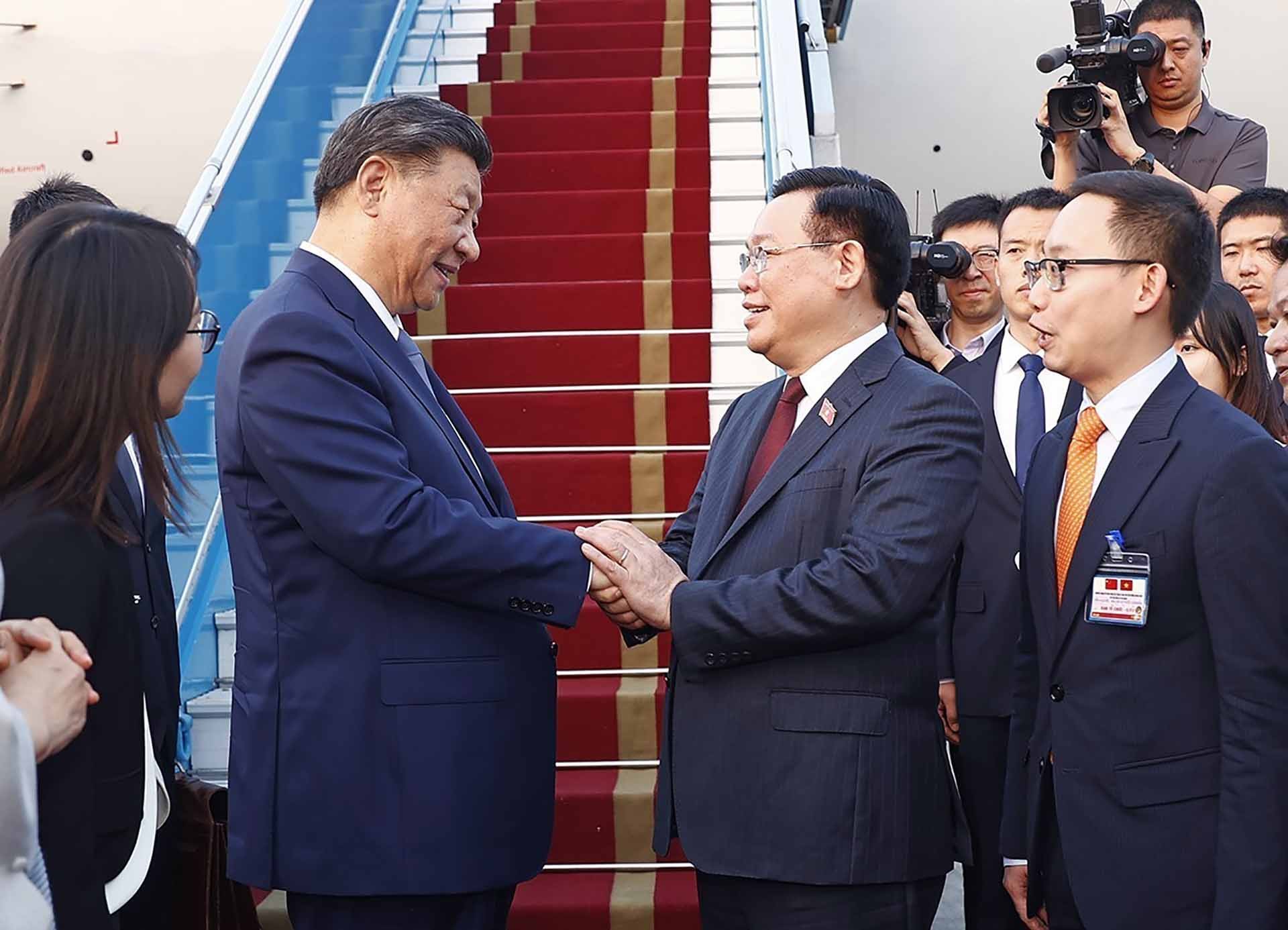 Đồng chí Vương Đình Huệ, Ủy viên Bộ Chính trị, Chủ tịch Quốc hội tiễn Tổng Bí thư, Chủ tịch nước Trung Quốc Tập Cận Bình và Phu nhân tại sân bay quốc tế Nội Bài. (Nguồn: TTXVN)