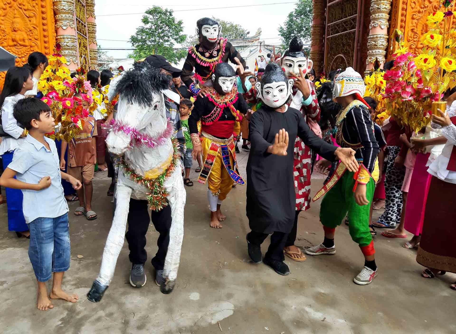 Câu lạc bộ múa hát ấp Bà Tây C, xã Tập Sơn (huyện Trà Cú, tỉnh Trà Vinh) biểu diễn mừng Lễ hội Kathina của đồng bào Khmer. (Ảnh: Phương Nghi)