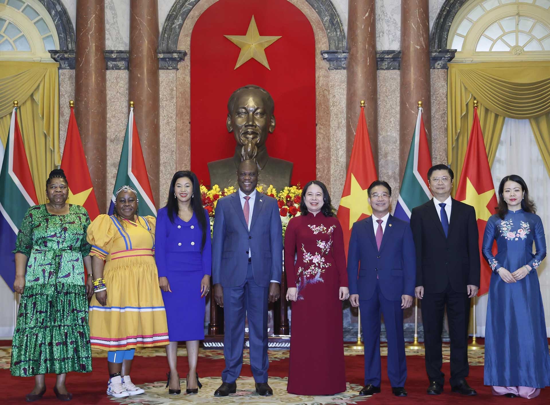 Phó Chủ tịch nước Võ Thị Ánh Xuân với Phó Tổng thống Nam Phi Paul Mashatile và các đại biểu hai nước. (Nguồn: TTXVN)